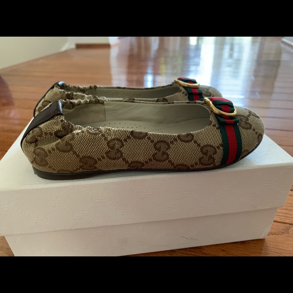 Little girls Gucci ballerina slides size 28